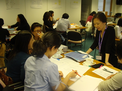 Participants talking with Udagawa-sensei